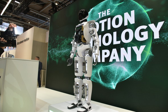 ���Ђ̃A�N�`���G�[�^�[�ɂ͊֐ߕ��ɗp�����]�^�̑��A�ؓ��̂悤�Ɏ��k�^�o�ɂ��郊�j�A�^��2��ނ�����