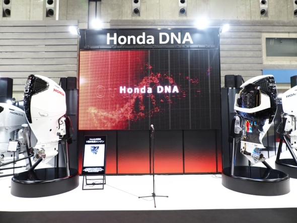 �z���_�̃u�[�X���ʂɓW������Ă����uBF350�v�i���j�Ƃ��̃J�b�g���f���i�E�j