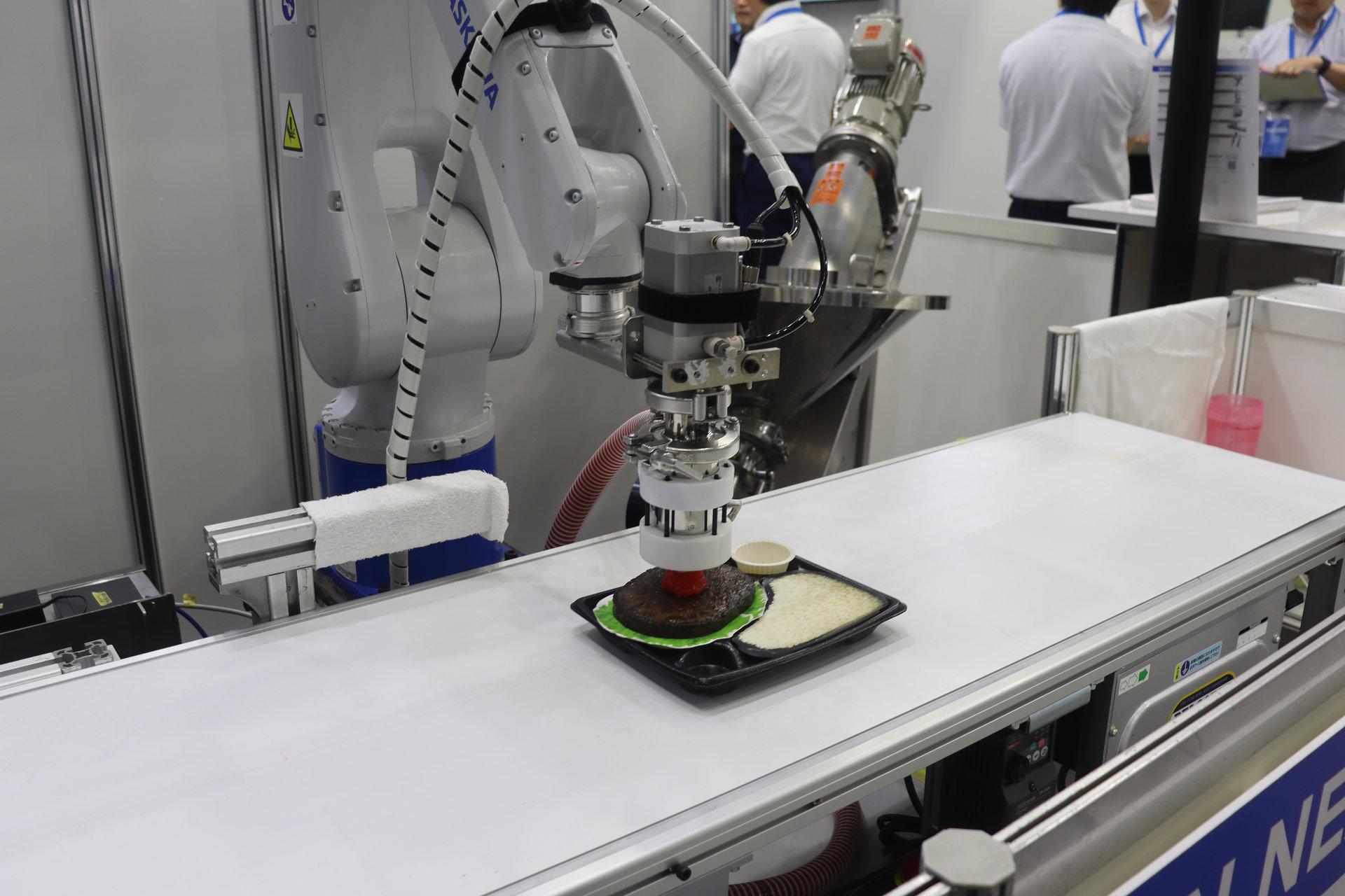 見本画像と作業前画像でAIがロボット動作生成、ジグザグやうずまき