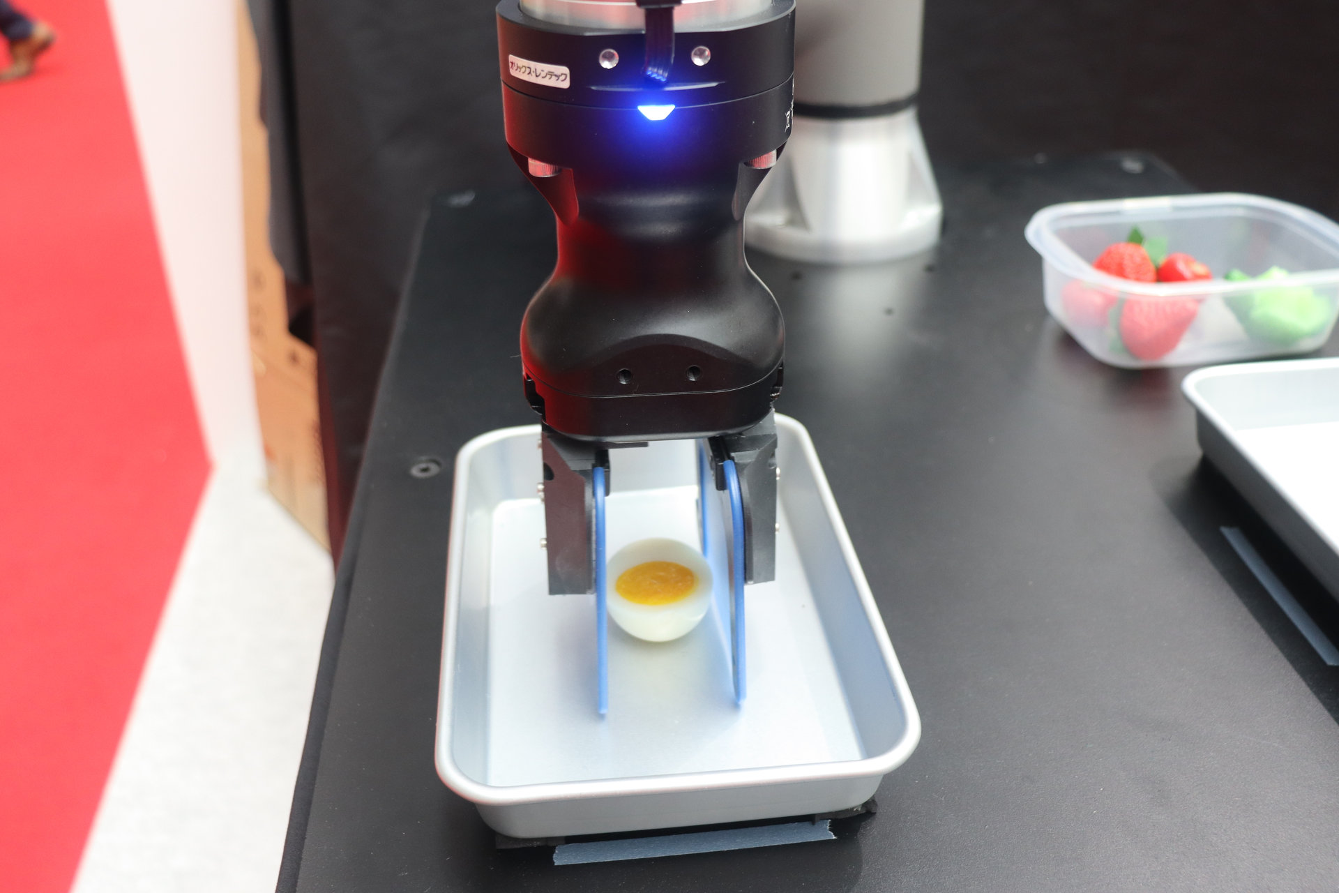 ふぞろいの食品たち”も優しくつかむロボットハンド、ゴムの膨らみを