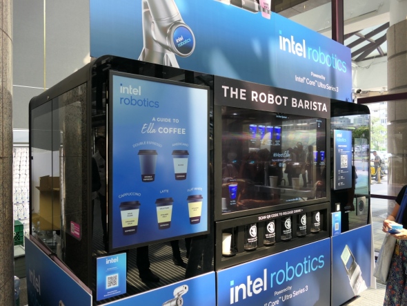 「COMPUTEX TAIPEI 2026」の展示会場入り口に設置された全自動バリスタロボット「Ella」