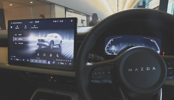 �V�^�uCX-5�v�̃Z���^�[�f�B�X�v���C�ƃ��[�^�[�p�l��