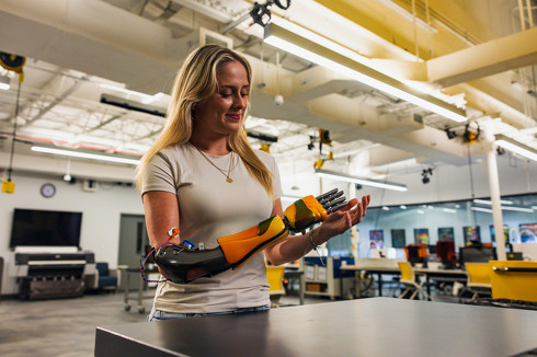 Stratasys��Limbitless Solutions�́A�q�ǂ�����3D�v�����g�`���̒񋟂��x����p�[�g�i�[�V�b�v���g�傷��