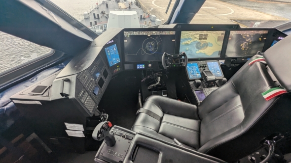 Naval Cockpit�̍������ɂ���Pilot��