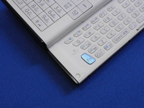 W-SIMスロットはどこにある？──「W-ZERO3[es]」：「W-ZERO3[es]」の