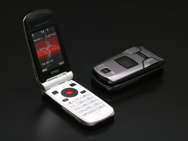 やりすぎ”くらいがちょうどいい――N902iX HIGH-SPEEDのデザインができる