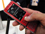 振ってシャッフルのウォークマンケータイ 傾けて横表示のcyber Shotケータイ Sony Ericsson Communicasia 07 Itmedia Mobile