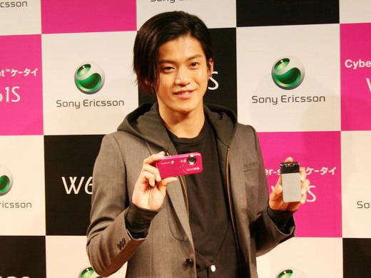 もっとも“旬”な写真にファン陶酔──「小栗旬＋Cyber-shotケータイ