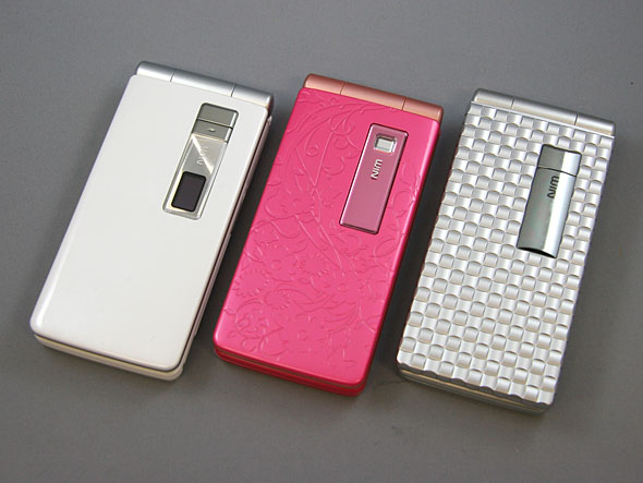 見えないところにまで遊び心を──WIN最薄最軽量の防水端末「W65K」に