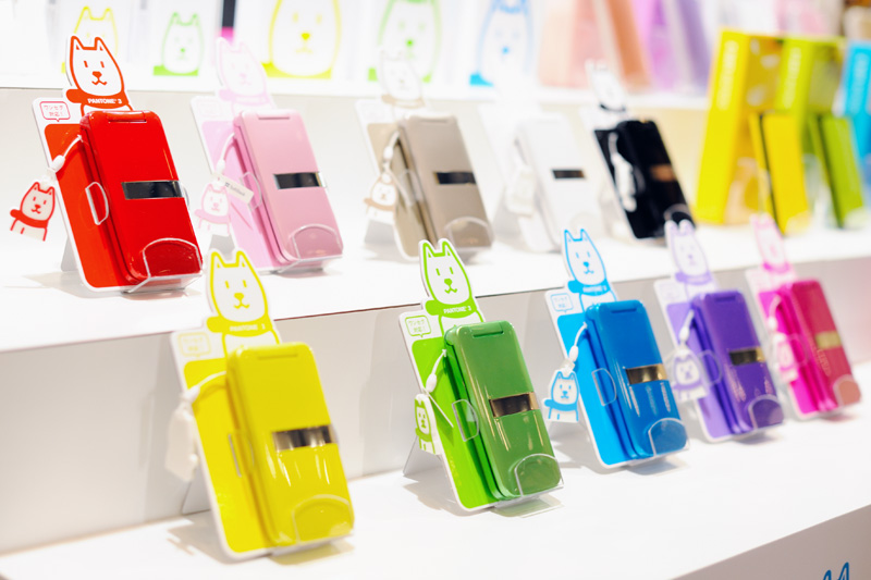 写真で解説する「PANTONE 3 001SH」 - ITmedia Mobile