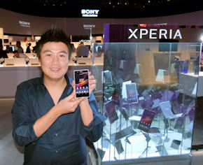 新機軸のデザインを採用した スーパーフォン Xperia Z 開発の意図を聞く 1 2 Itmedia Mobile