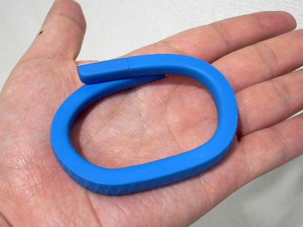 防水仕様のリストバンドで運動や睡眠を記録する「Jawbone UP」（1/2