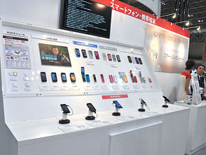 京セラブースで“玄人好み”のタフネススマホに触れた：CEATEC JAPAN 2013 - ITmedia Mobile