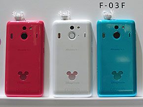 写真で解説する Disney Mobile On Docomo F 03f 光るスマホピアスが付属 Itmedia Mobile