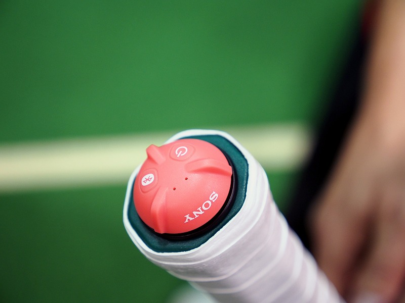 テニスショットを即時分析してスマホに表示――ソニーが「Smart Tennis Sensor」を発表：見て、盛り上がって、上手くなる -  ITmedia Mobile