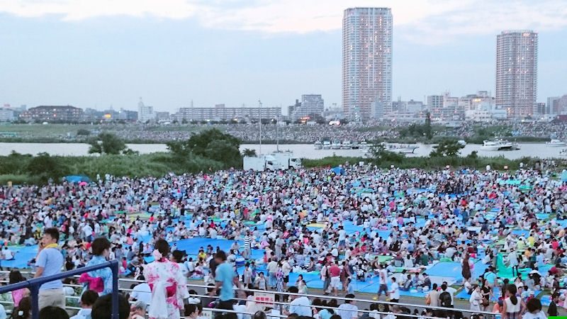 花火大会でどれだけ快適に通信できる ドコモ Au ソフトバンクのスマホで計測してみた Itmedia Mobile 花火大会でどれだけ快適に通信できる ドコモ Au ソフトバンクのスマホで計測してみた Itmedia Mobile