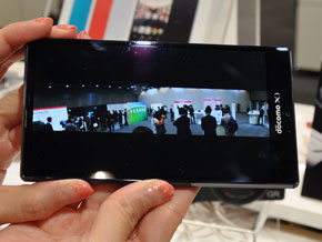 ハイスペックカメラ搭載の 全身スクリーン スマホ Aquos Zeta Sh 01g を写真でチェック Itmedia Mobile