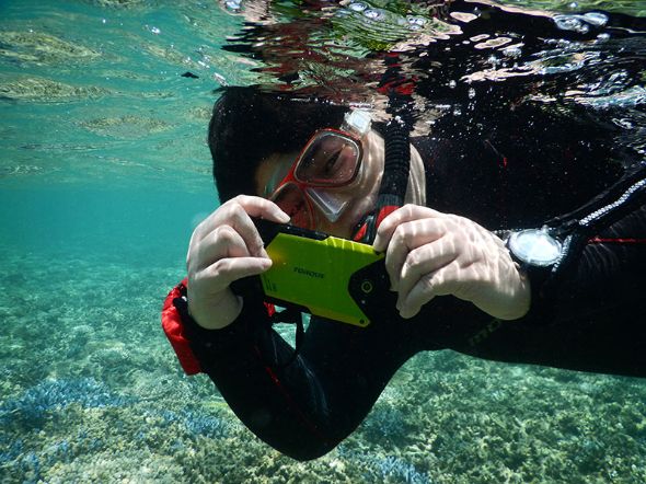 世界初の耐海水スマホ Torque G02 を沖縄の海で使い倒してきた 水中カメラの実力チェック 1 3 ページ Itmedia Mobile