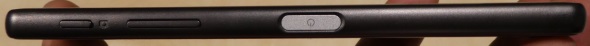 右側面には電源キー、ボリュームキー、カメラ（シャッター）キーを配置。電源キーは、指紋センサーを内蔵している