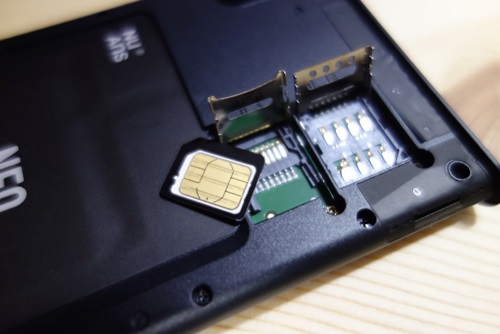 SIMサイズはmicro SIMだが、nano SIMも使えるアダプタを同梱