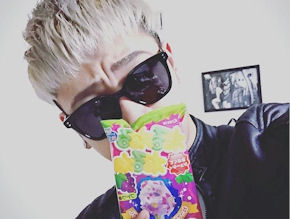 DỹIViPhoneP[X̉ɂԂ