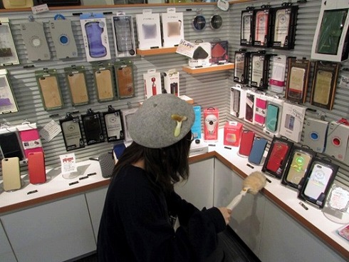 DỹIViPhoneP[X̉ɂԂ