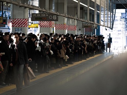 歩きスマホで電車に接触 規制せよ 論高まる R25スマホ情報局 Itmedia Mobile