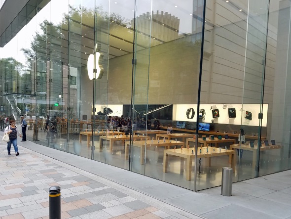 店内で記念撮影する店員たち