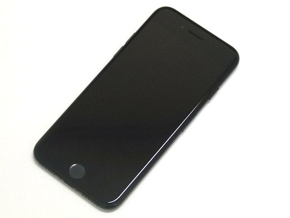 質感は 指紋は目立つ Iphone 7の ジェットブラック を写真でチェック 1 2 Itmedia Mobile