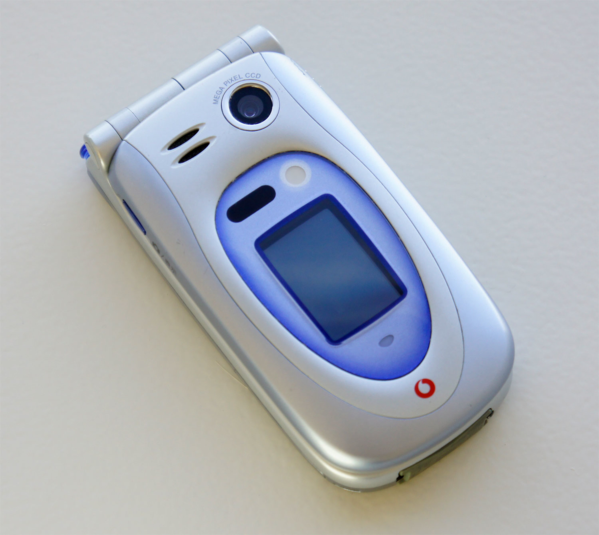 100万画素カメラを搭載した“究極の全部入りケータイ”「J-SH53