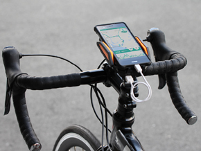 スマホを充電しながら自転車に固定できるバッテリー付きホルダー Itmedia Mobile