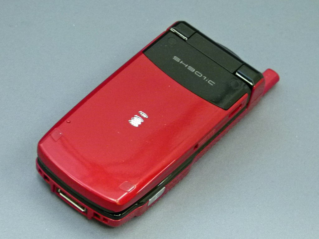 ディスプレイ面にも十字キー！ ビデオデッキ代わりにもなる「SH901iC