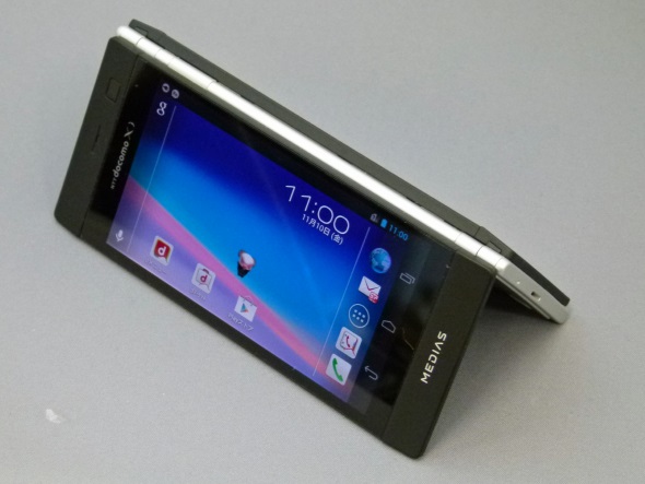 スマートフォン/携帯電話 スマートフォン本体 2画面搭載の折り畳みスマホ「MEDIAS W N-05E」（懐かしのケータイ 