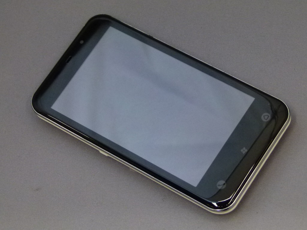 QWERTYキーボード搭載で世界最薄 Windows Mobileスマホ「IS02