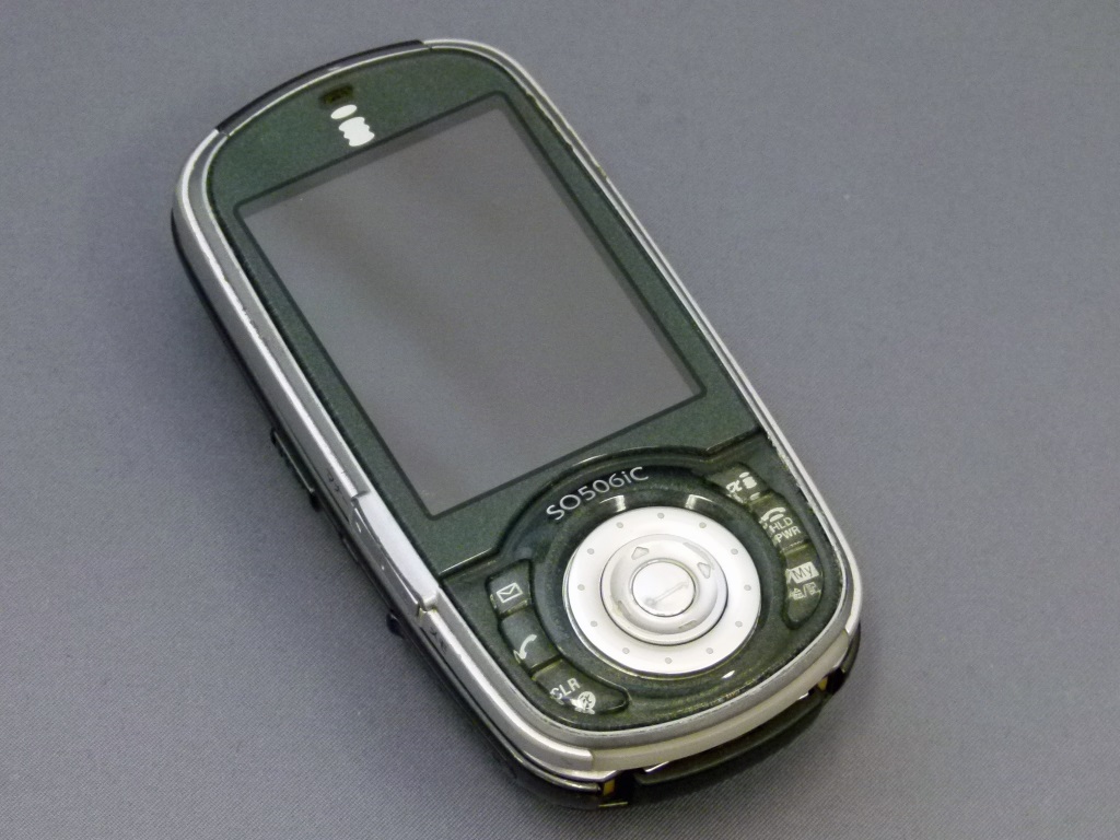 着せ替えOK！ おサイフケータイ第3弾「mova SO506iC」（懐かしの