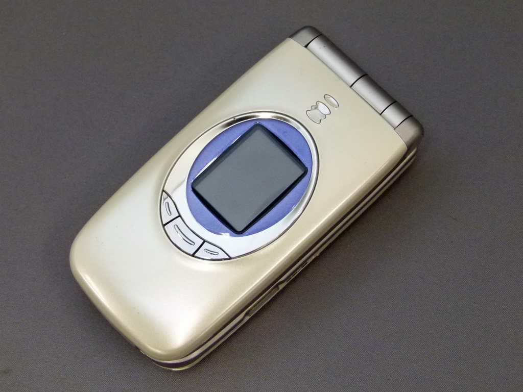 AF対応の200万画素カメラを搭載した「mova SH505iS」（懐かしの