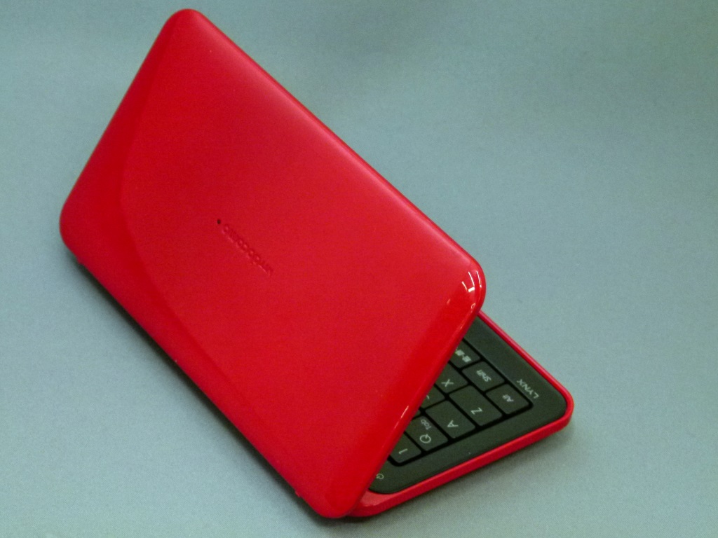 パンタグラフ構造のQWERTYキーボードを搭載 横長クラムシェル型Android