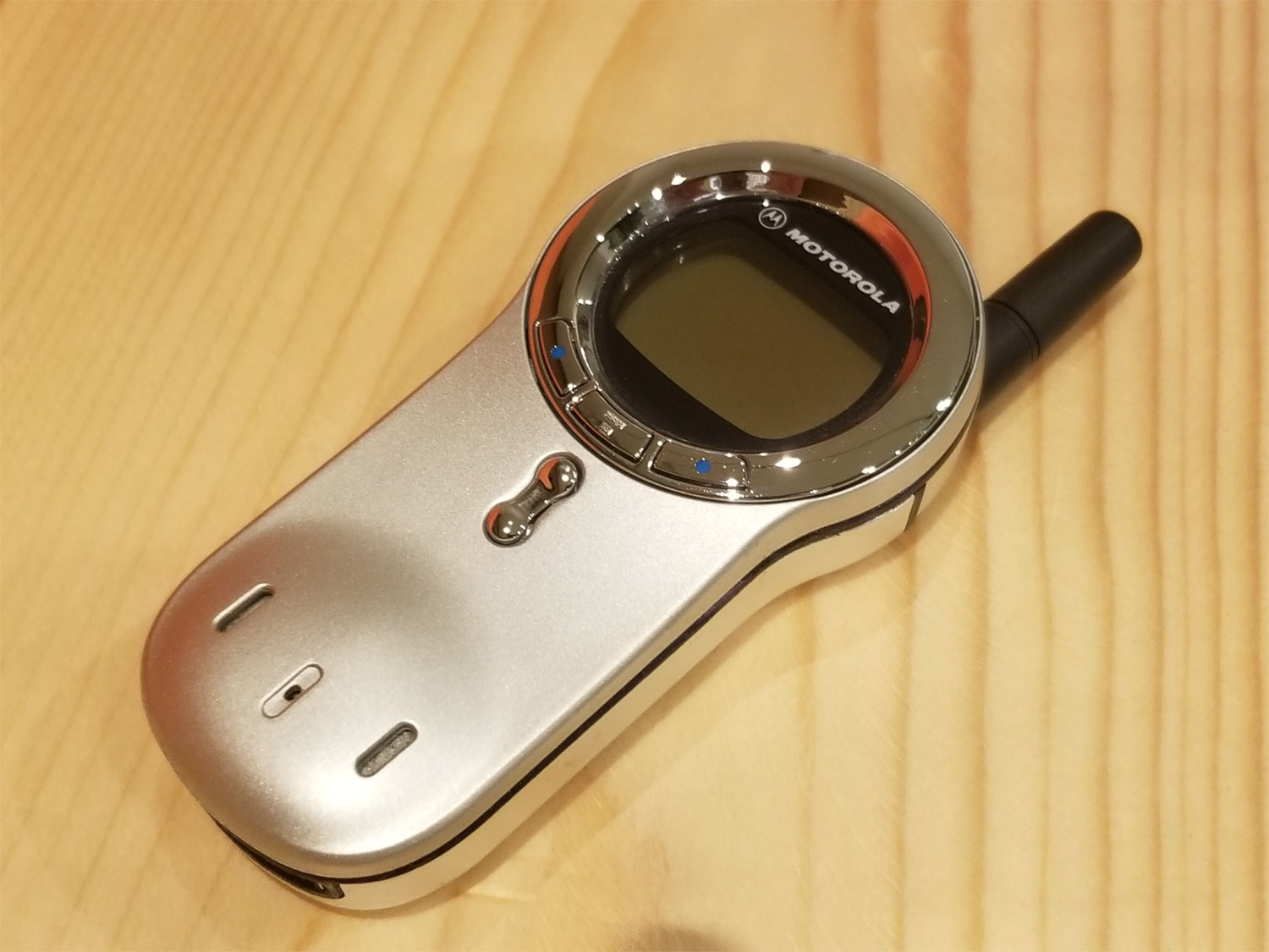 ベゼル回転機構がかっこいい Motorola V70 懐かしの海外ケータイ Itmedia Mobile