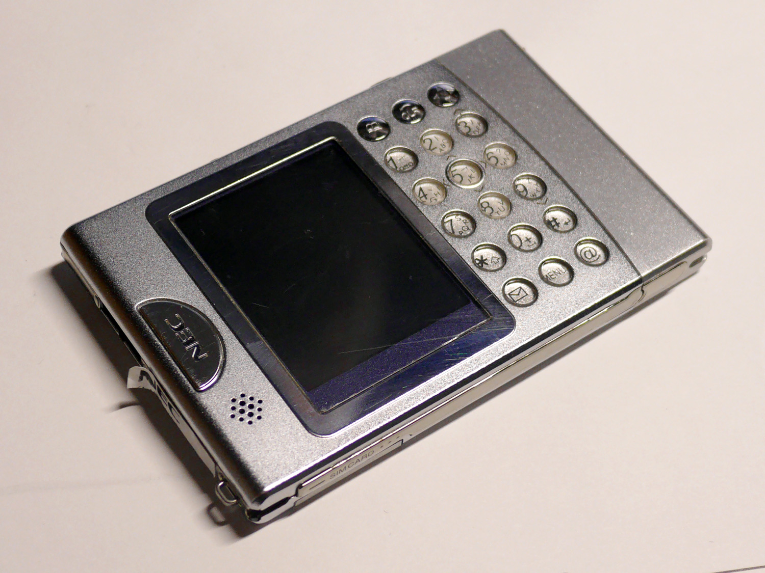 NECの“世界最薄”カード型ケータイ「N900」（懐かしの海外ケータイ