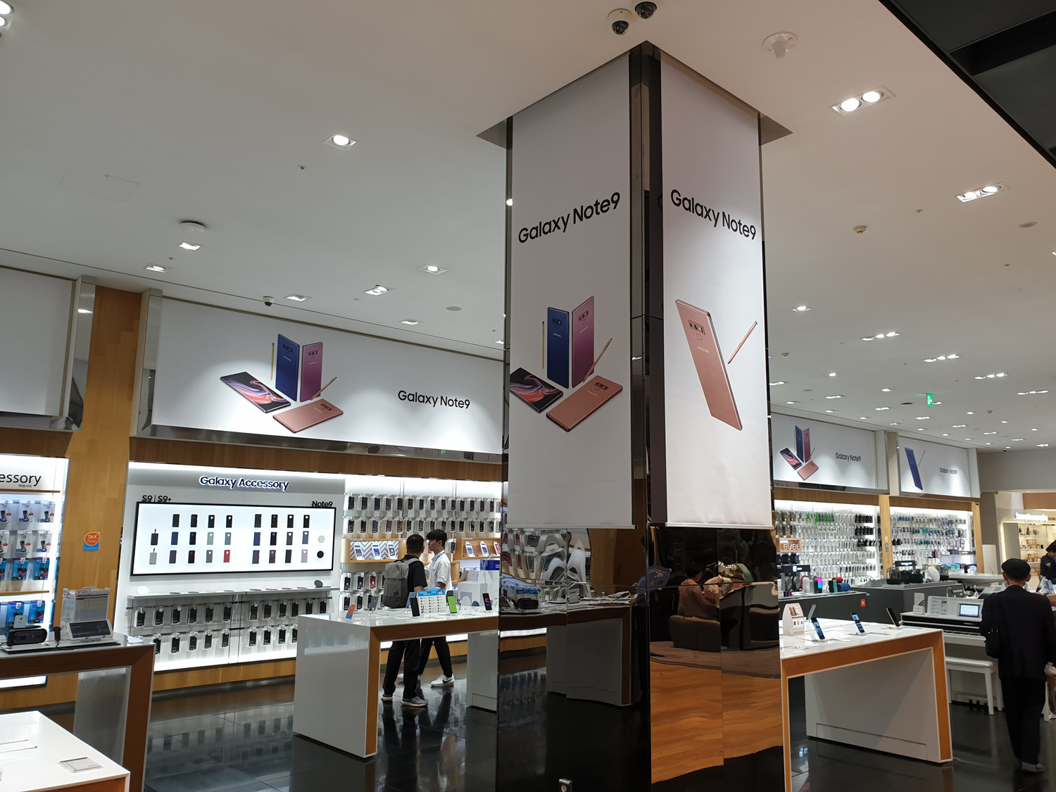「Galaxy Note9」が海外で発売、ソウルの旗艦店は「Sペン」推し 