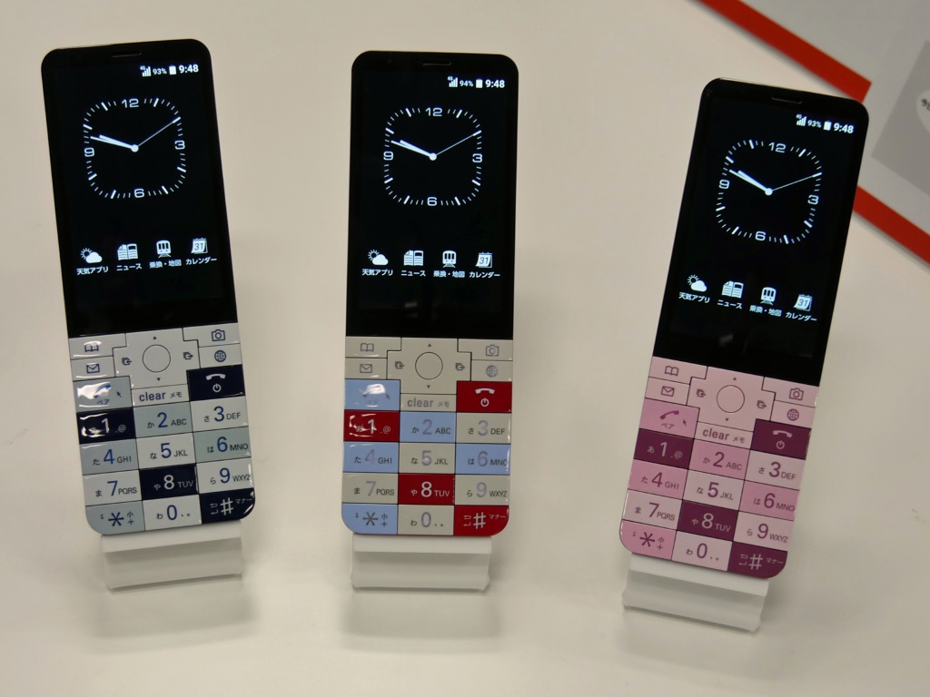 INFOBAR xv」が11月下旬に発売 オリジナルの卓上ホルダとSIMピンも付属