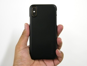 シン・フィットを装着したiPhone XS（背面）