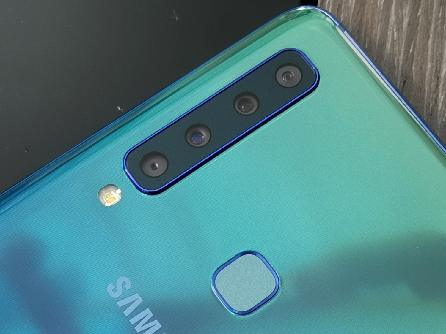 背面に4カメラを搭載 「Galaxy A9（2018）」で“カメラフォン”を目指す