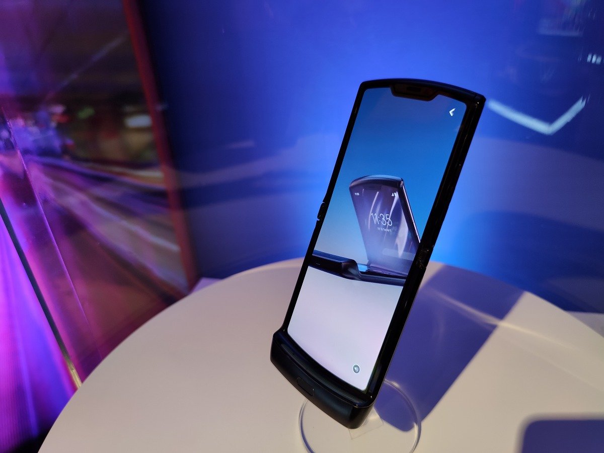フォルダブルスマホになって帰ってきたMotorolaの「razr」、使い勝手は