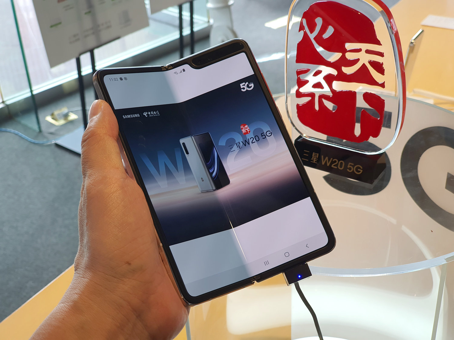 30万円を超える折りたたみスマホ W 5g が中国で発売 Galaxy Foldの高級版 Itmedia Mobile
