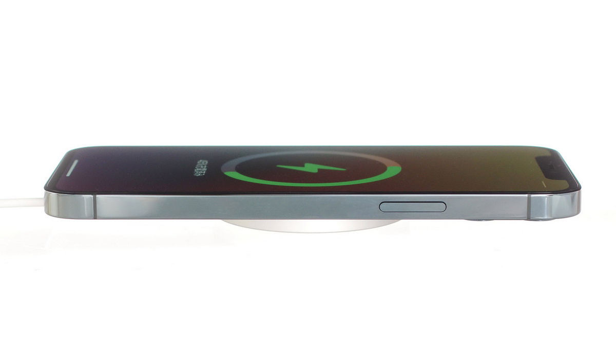 MagSafe充電は期待外れ？ iPhone 12を150％速く充電する裏技まで徹底 