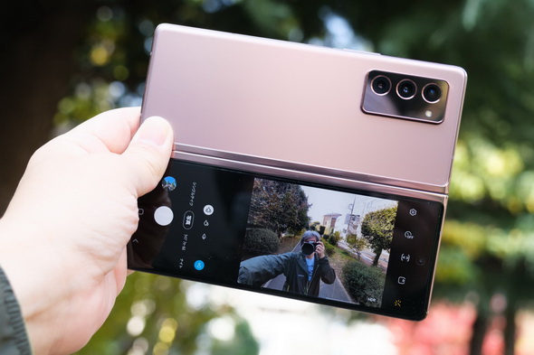撮影スタイルが拡張した Galaxy Z Fold2 のカメラは 初号機より格段に面白い 荻窪圭の携帯カメラでこう遊べ 2 5 ページ Itmedia Mobile