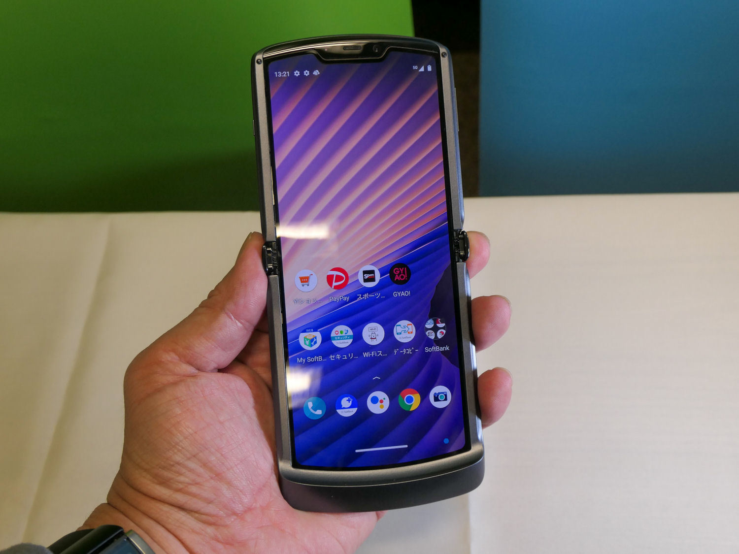 折りたたみスマホ「razr 5G」はなぜ縦型？ ヒンジの耐久性は？ Motorola担当者に聞く（要約） - ITmedia Mobile