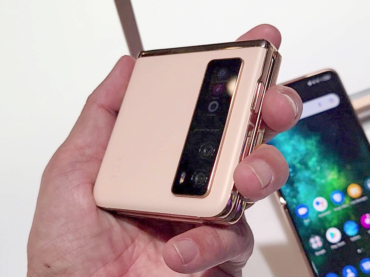TCLの縦折り式スマホ「Flex V」を触ってきた Galaxy Z Flip3との違いは