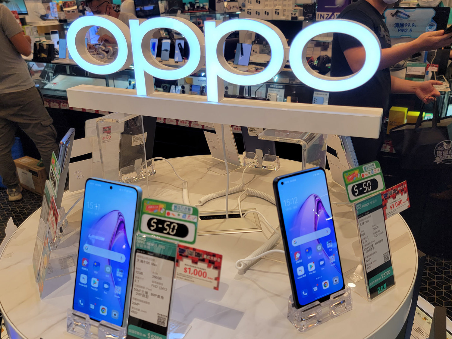 OPPO「Reno8」シリーズに触れる 大胆な背面カメラデザインが印象的